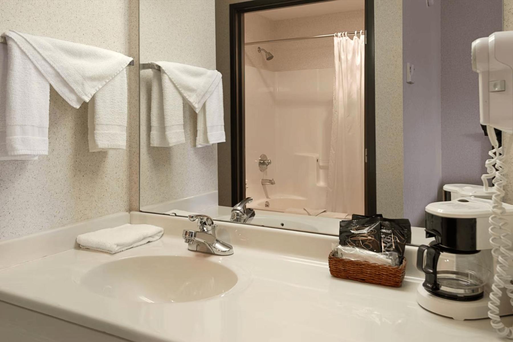 Dowagiac Lakewood Inn & Suites מראה חיצוני תמונה